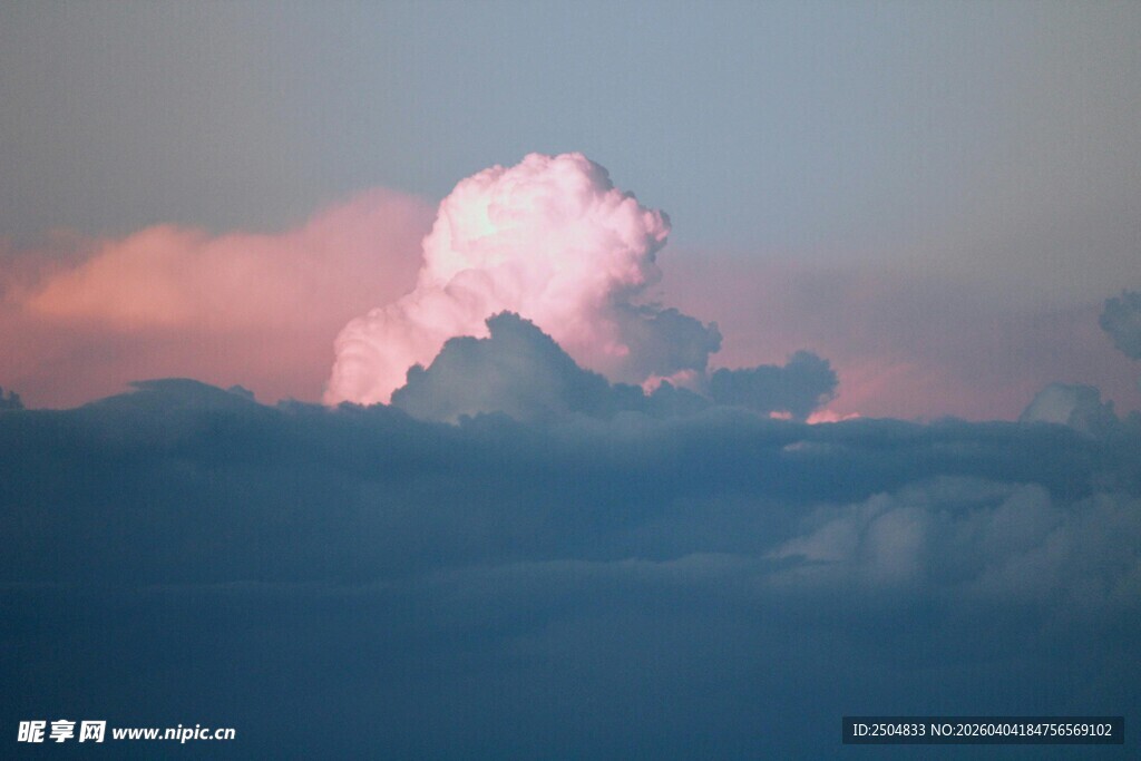 梦幻晚霞中的壮丽云朵