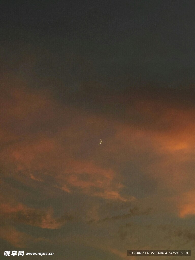 黄昏天空中的绚丽云彩