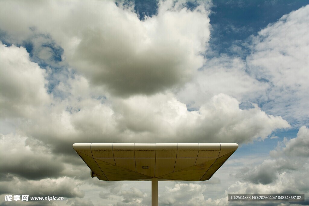 户外遮阳棚与蓝天白云