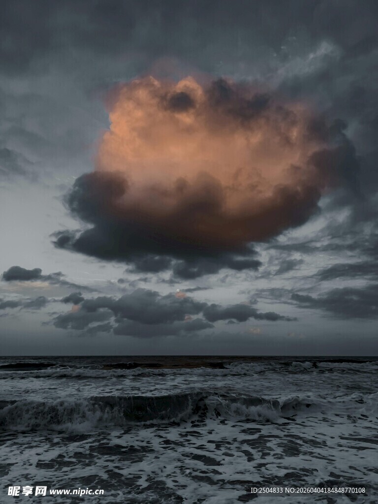 海边黄昏 孤云悬于天际