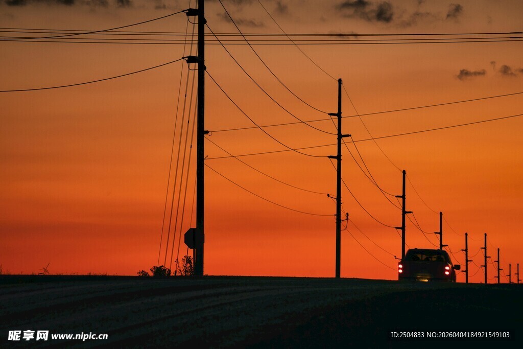 夕阳下的电线杆与田野