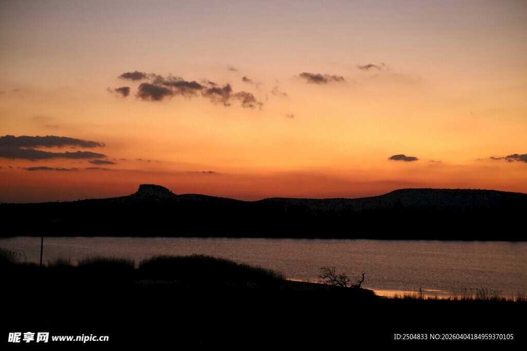 湖畔夕阳美景