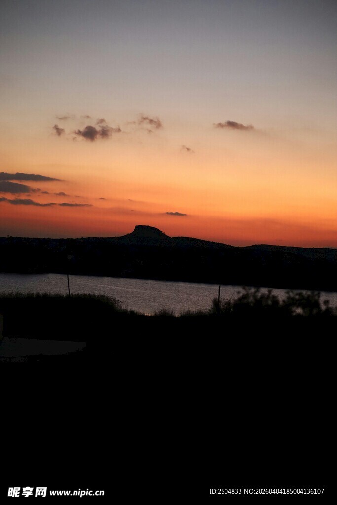 日落时分的湖岸风景