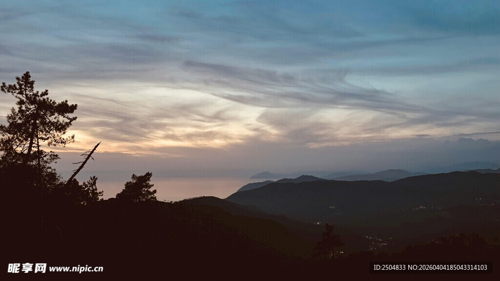黄昏时分的山峦与天际