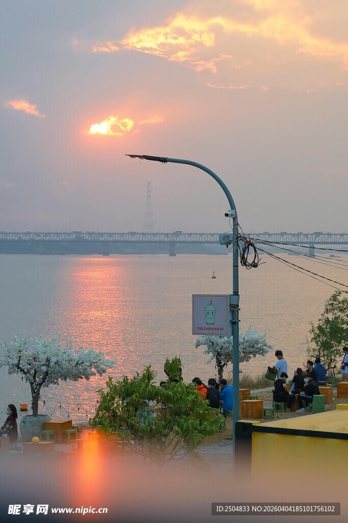 夕阳下的河畔休闲景象