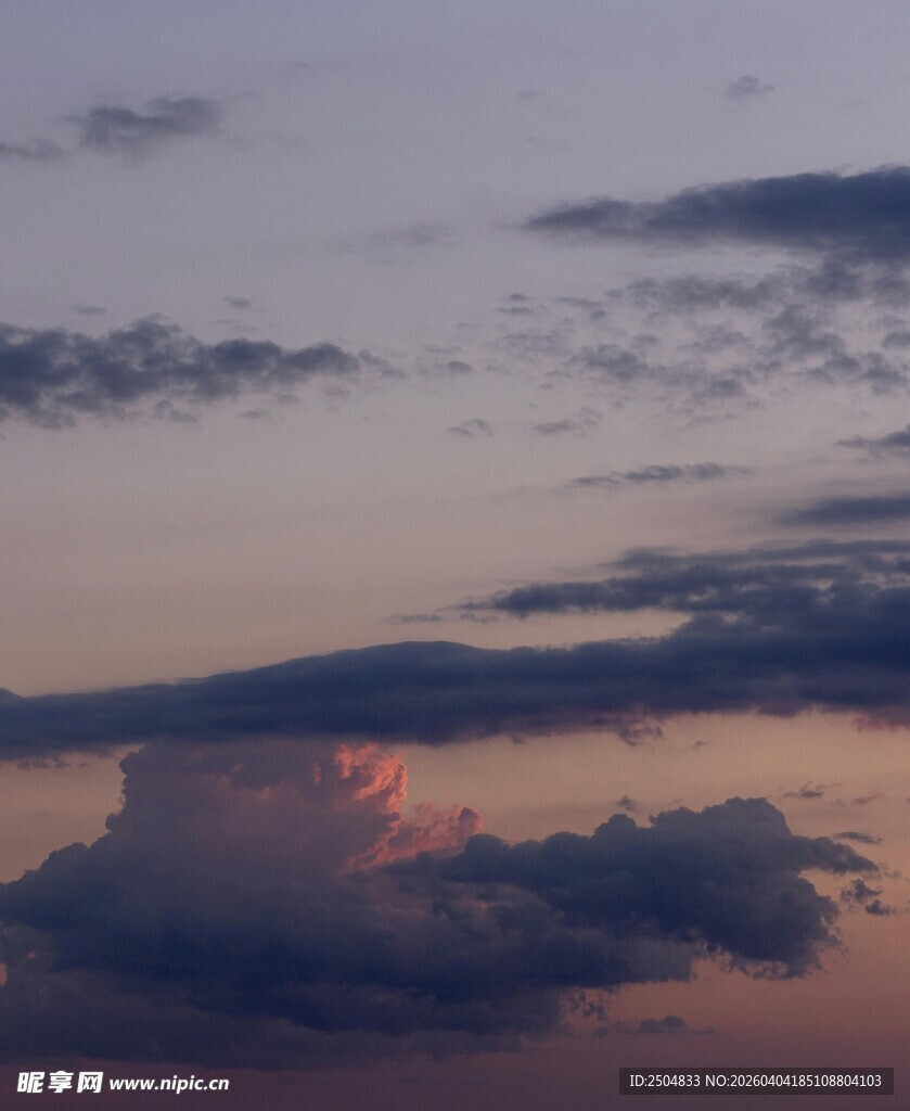 夕阳下的梦幻云层