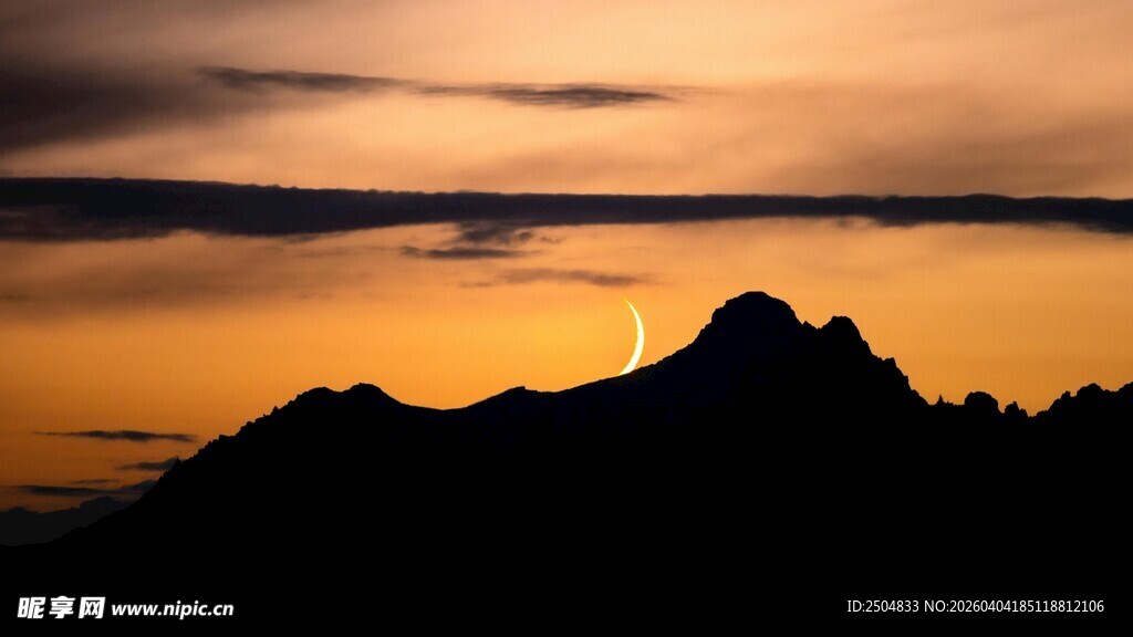 日落时分的山峦剪影