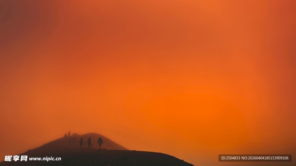夕阳下的山峦剪影