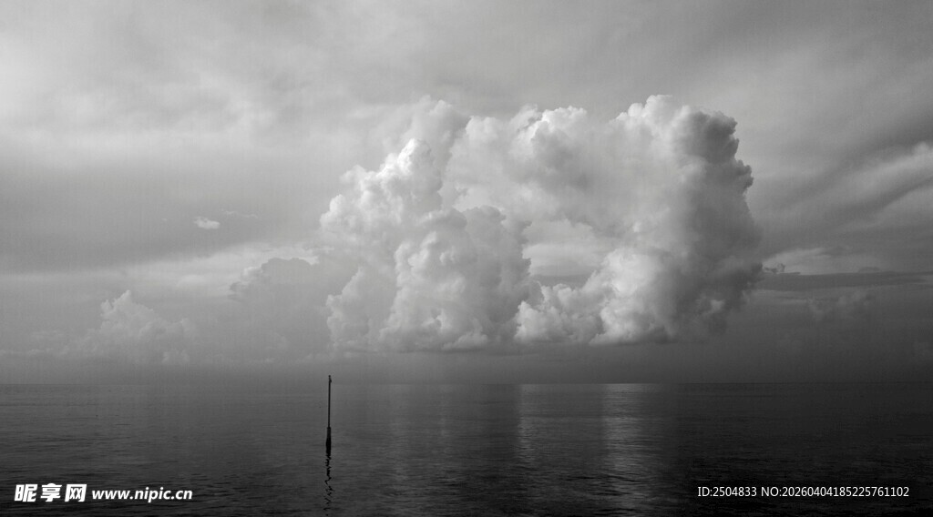 海上壮丽积雨云景观