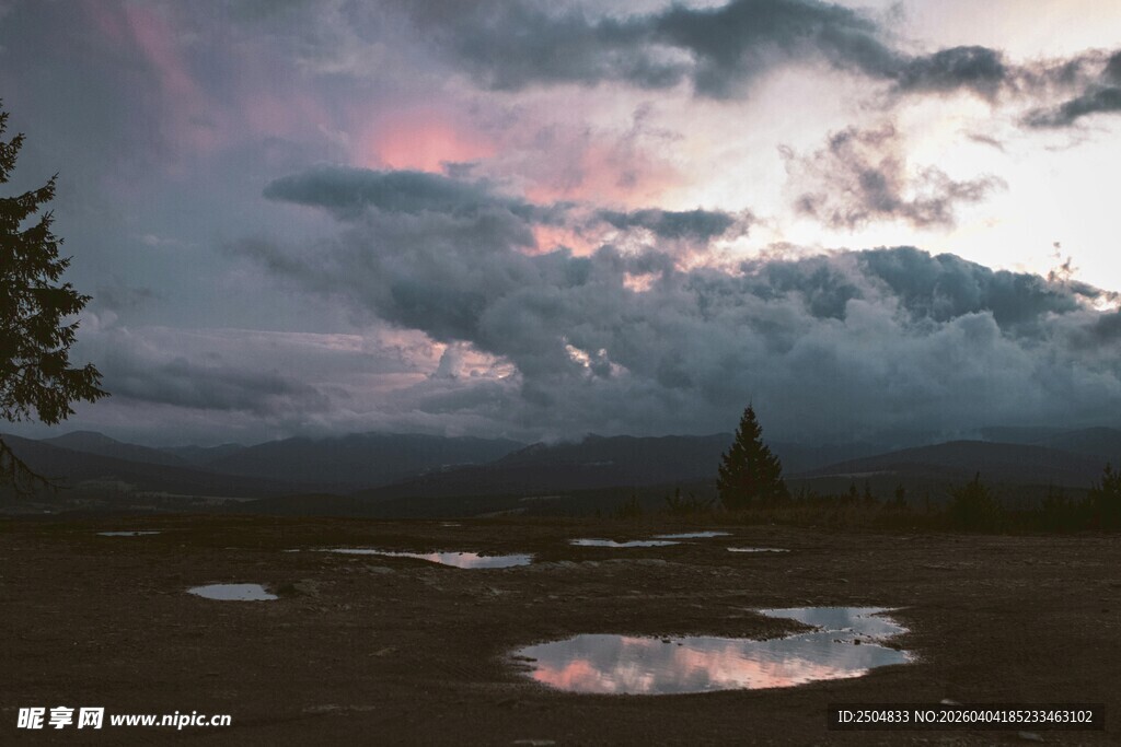 黄昏下的旷野与天空美景