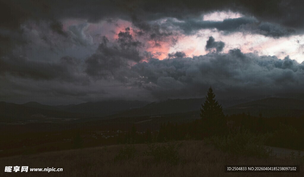 黄昏下的旷野与乌云
