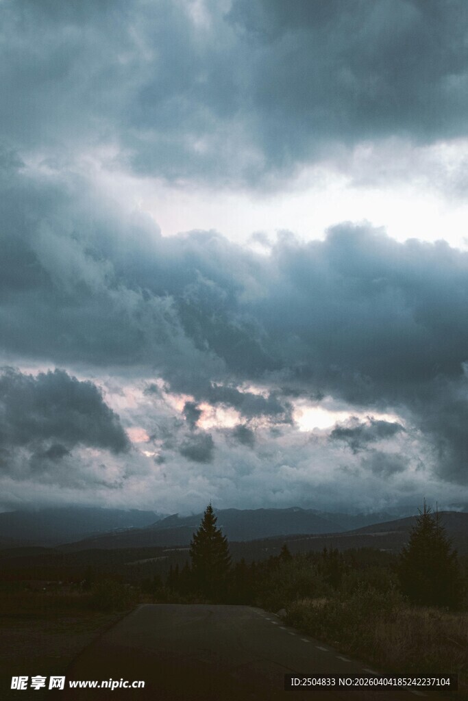 乌云笼罩下的旷野景象