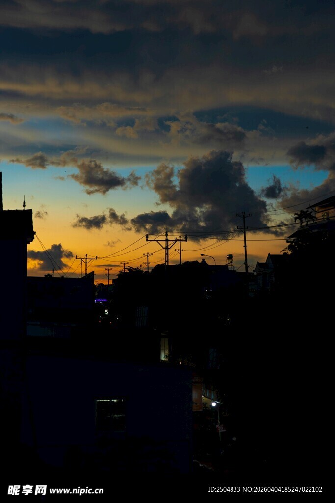 日落时分城市天际线剪影