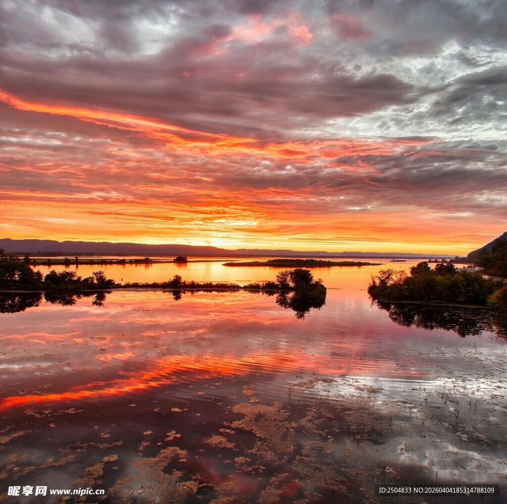湖畔绚丽晚霞倒影美景