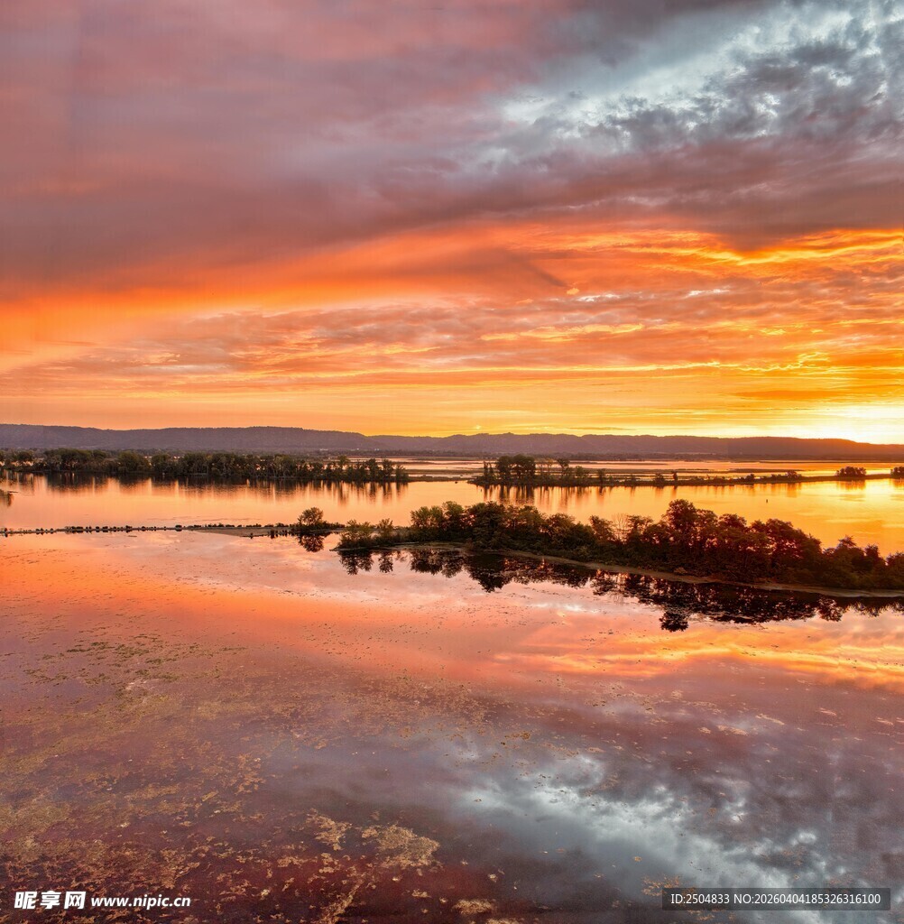 壮丽湖畔日落美景