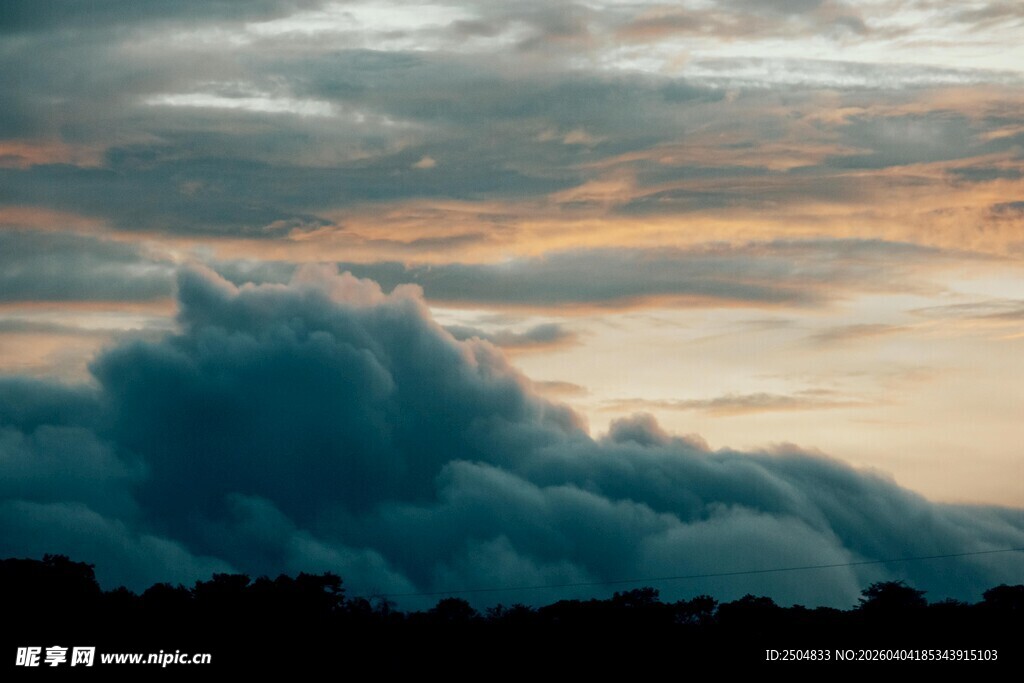 黄昏下的壮丽云层景观