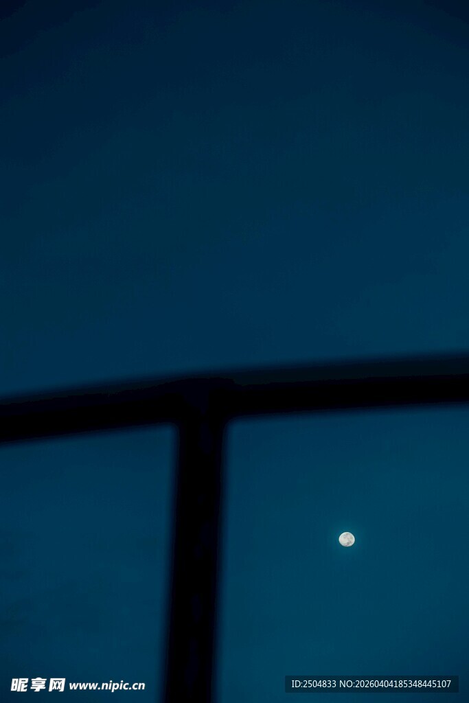 透过栏杆望夜空明月