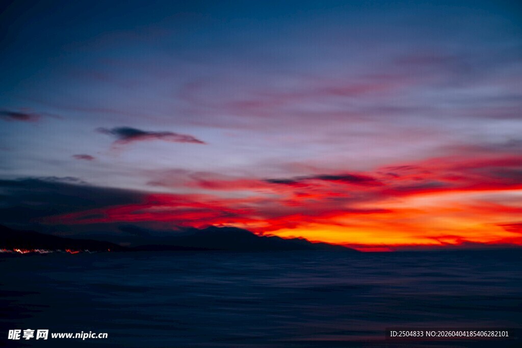 壮丽云海中的绚烂日出