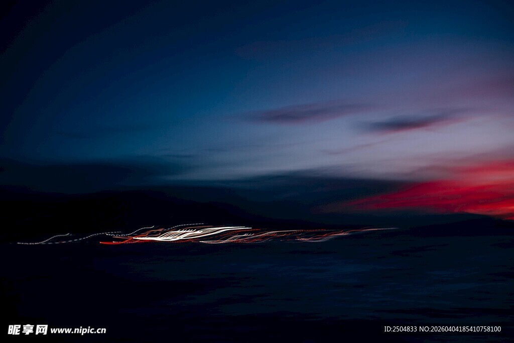 夜幕下的绚丽天边