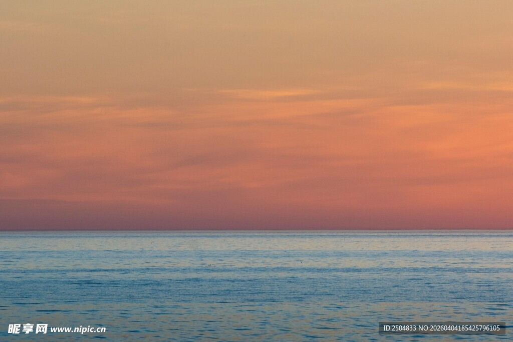 海上绝美日落时分景象