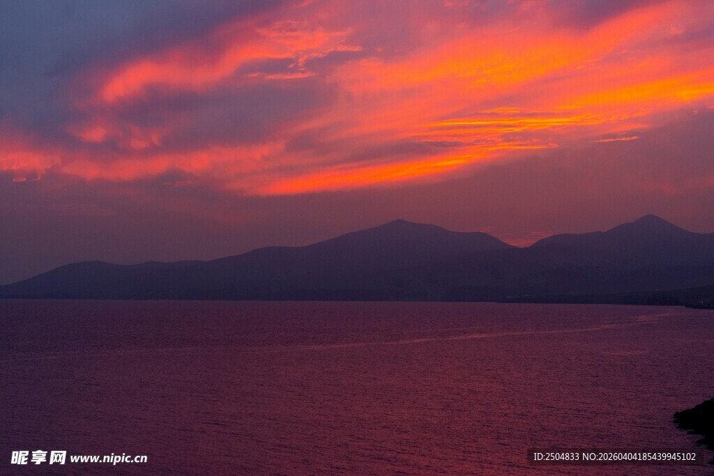 海边绚烂晚霞与远山美景