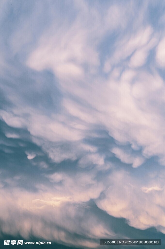 梦幻天空中的绚丽云彩