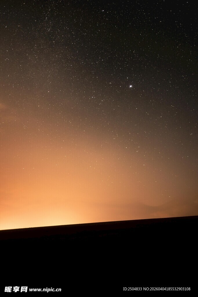 日出时分的天际星空美景