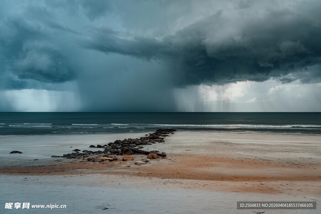 海边乌云笼罩的壮观景象