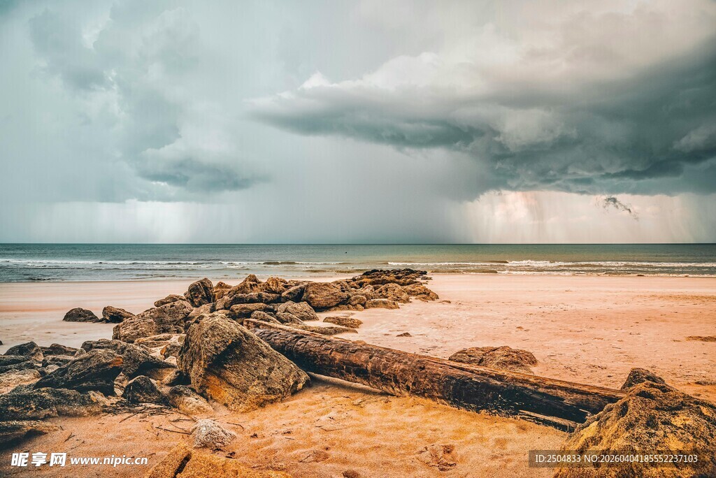 暴风雨下的海滩岩石景观