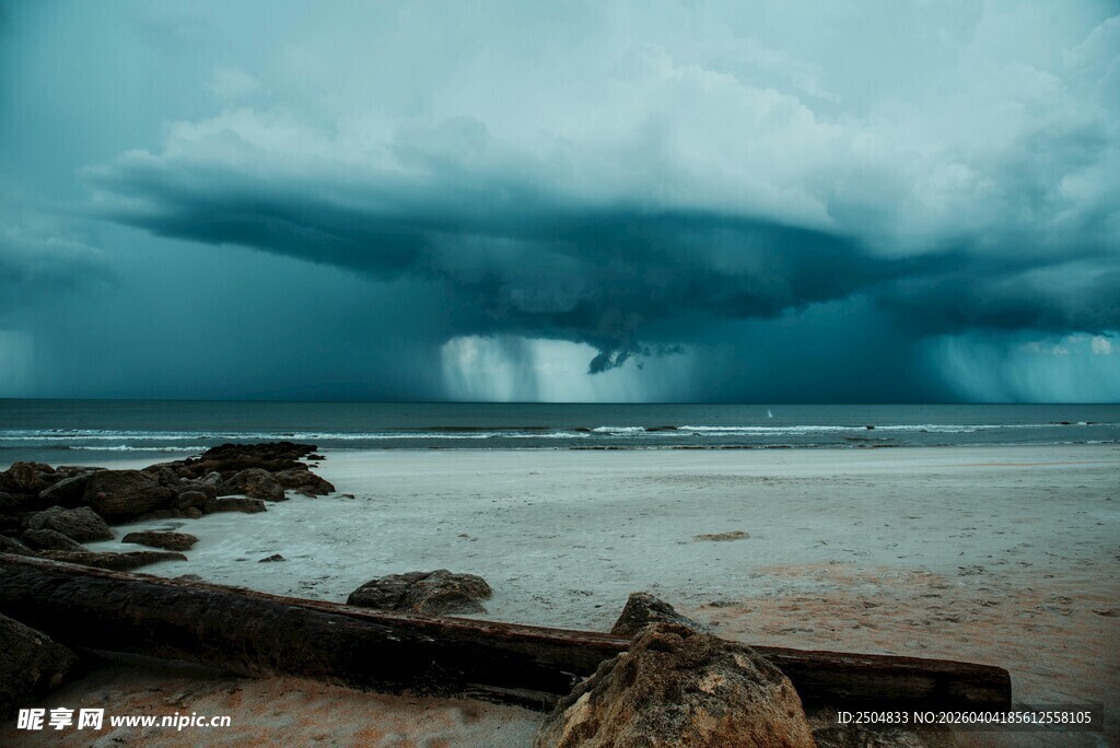 海边乌云密布的壮观景象
