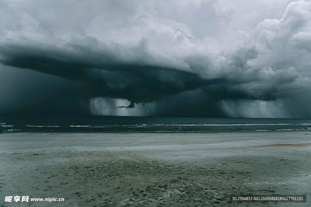 乌云笼罩下的广袤大地