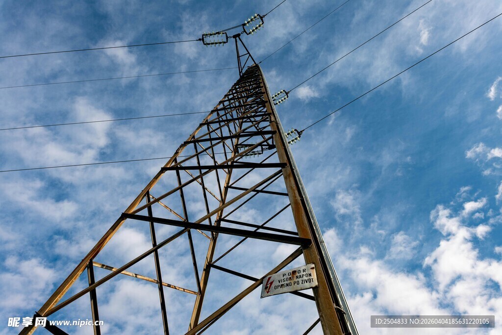 高耸输电塔 蓝天白云相伴