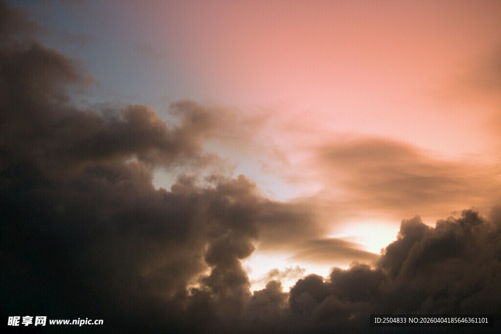 日落时分的壮丽云层景观