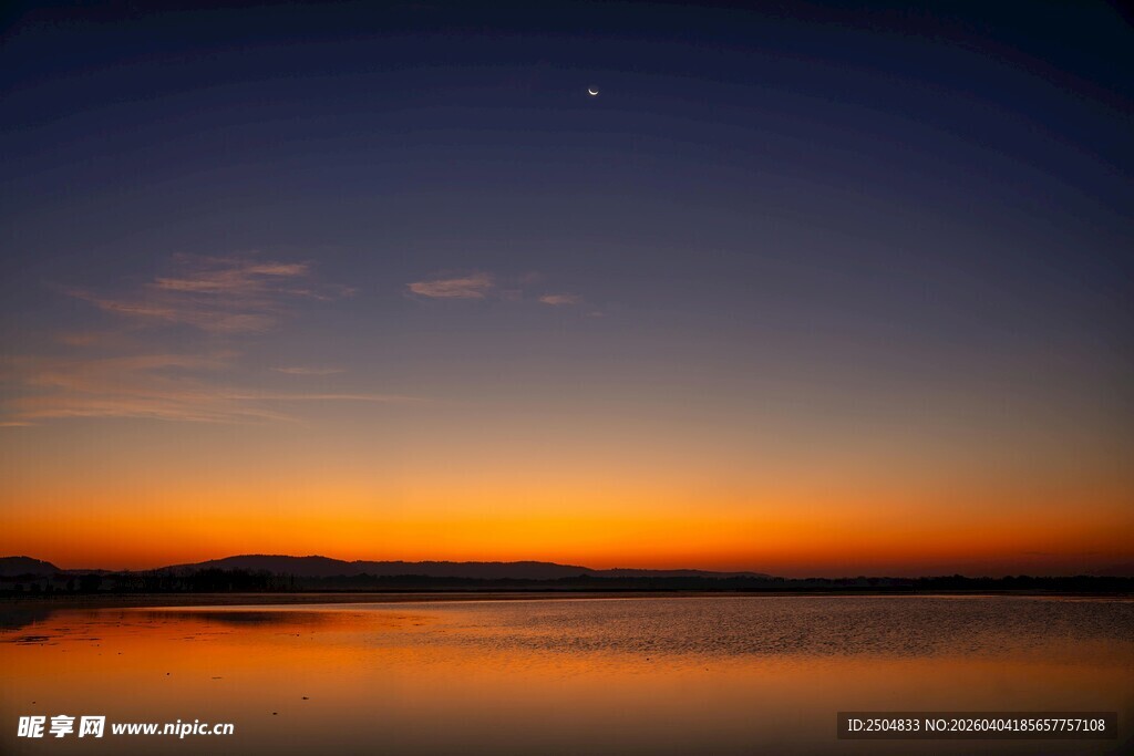 湖畔绝美日落星空景象