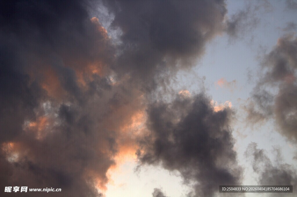 夕阳下的绚烂云层