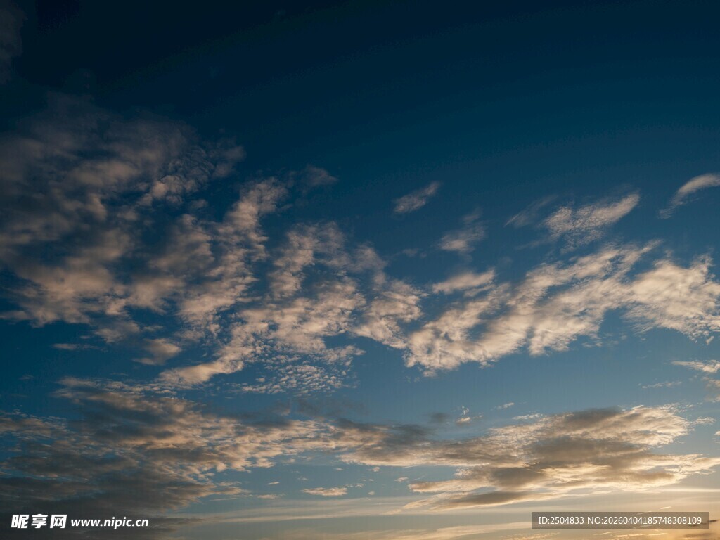 夕阳下的绚丽天空