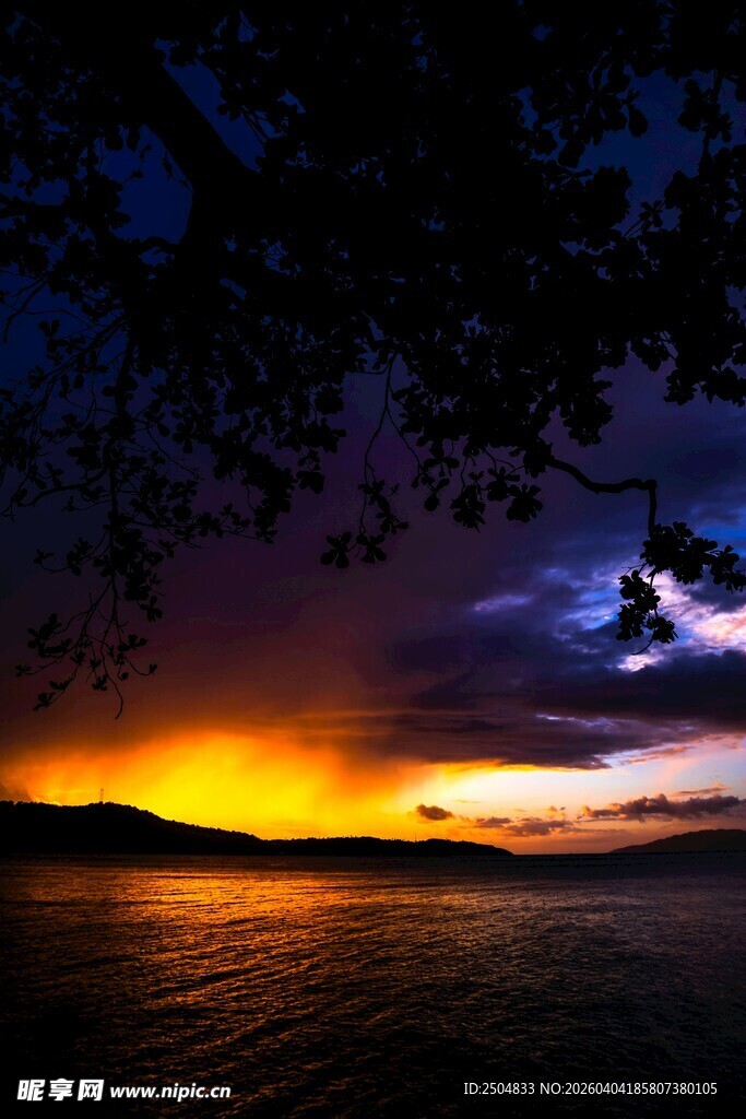 湖畔绝美日落黄昏景致