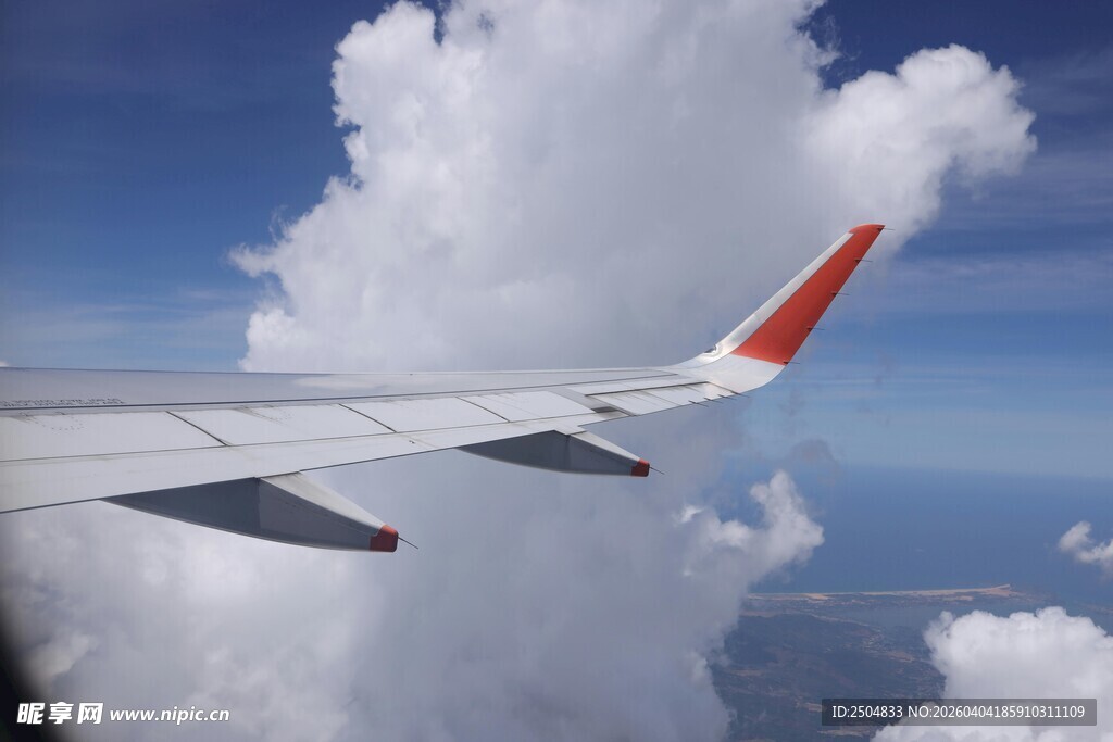 飞机机翼与云端美景