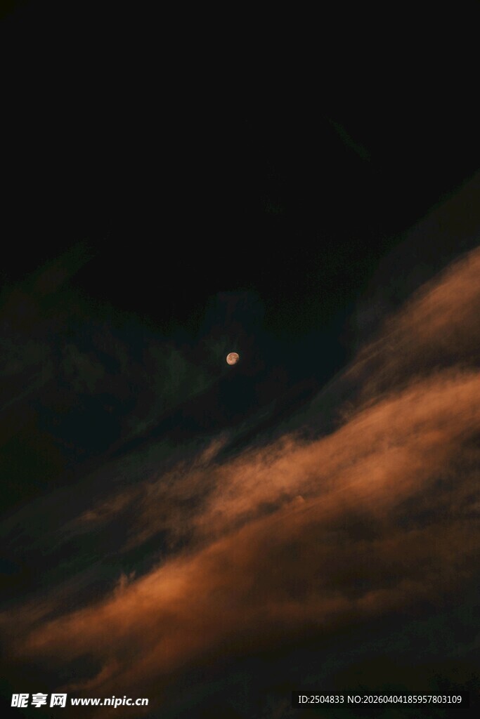 夜空下的绚烂云彩