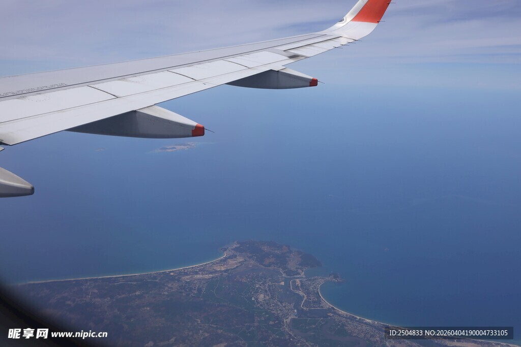 飞机机翼下的壮丽风景