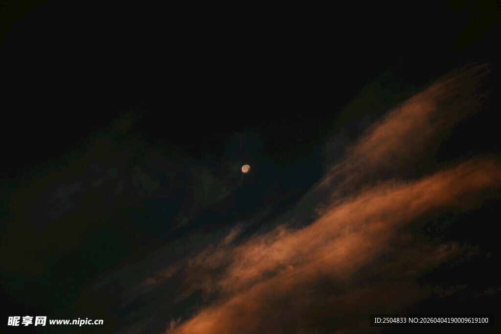 夜空下的绚烂云彩