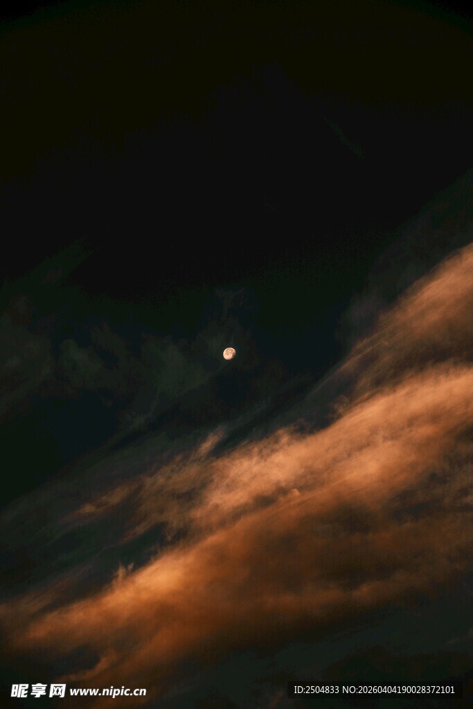 夜空下的绚烂云彩