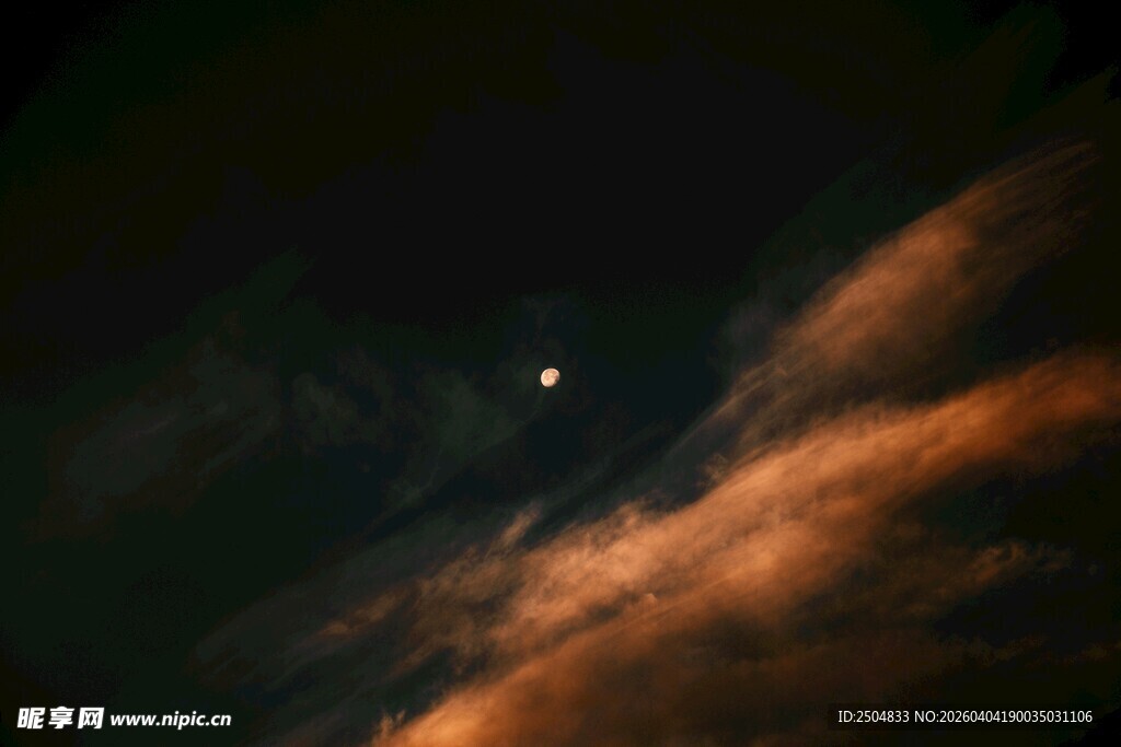 夜空下的绚烂云彩与孤星