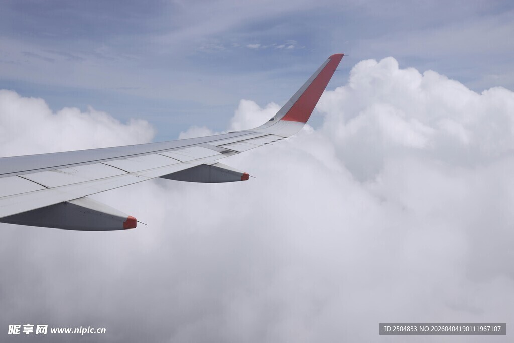 飞机机翼与云端美景