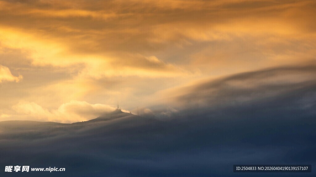 夕阳下的云海与远山