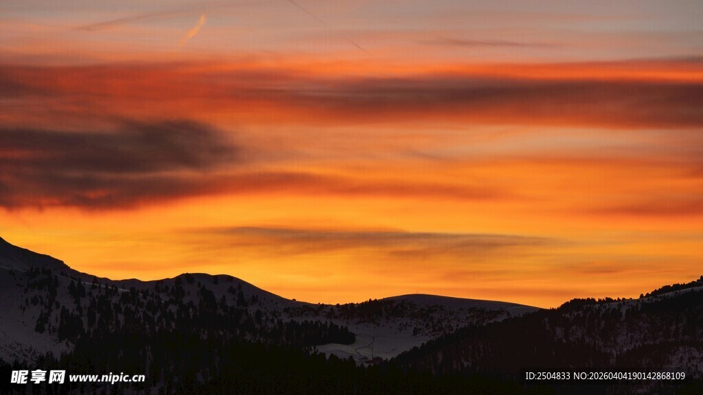 壮丽晚霞下的连绵山脉