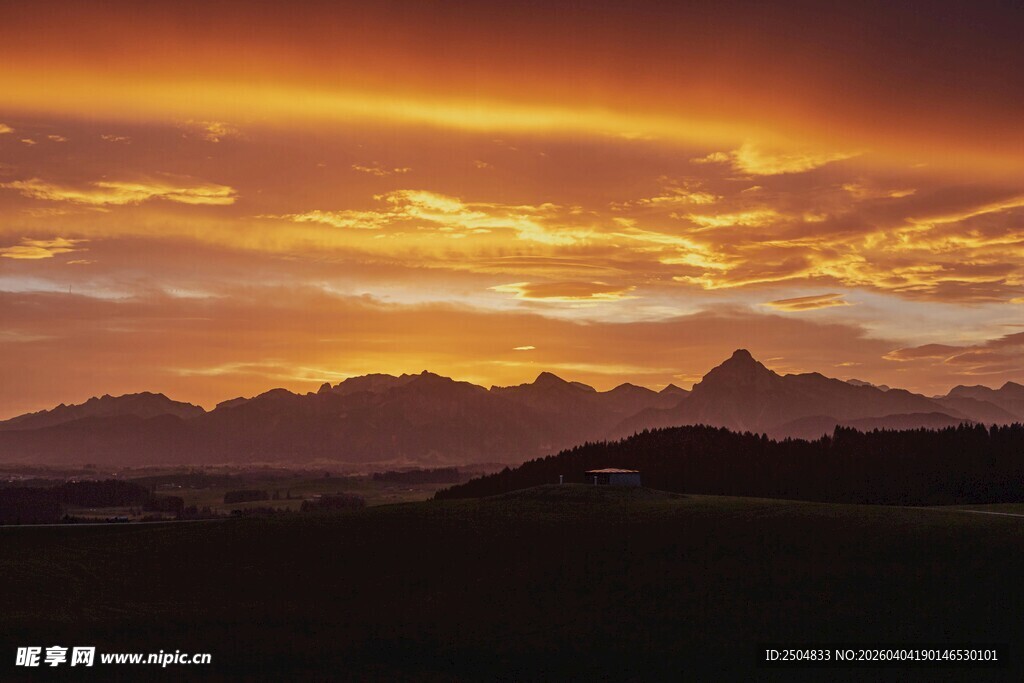 壮丽晚霞下的连绵山脉