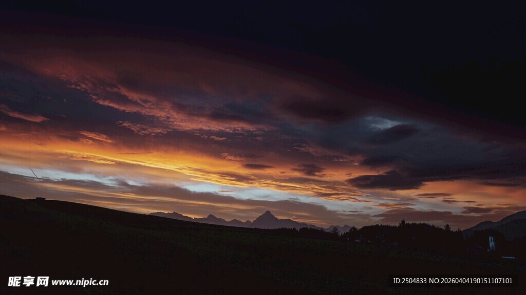 壮丽晚霞下的广阔原野