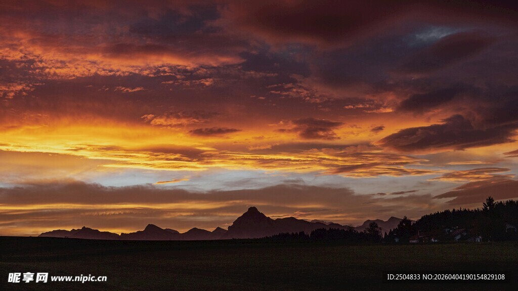 壮丽晚霞下的山峦美景
