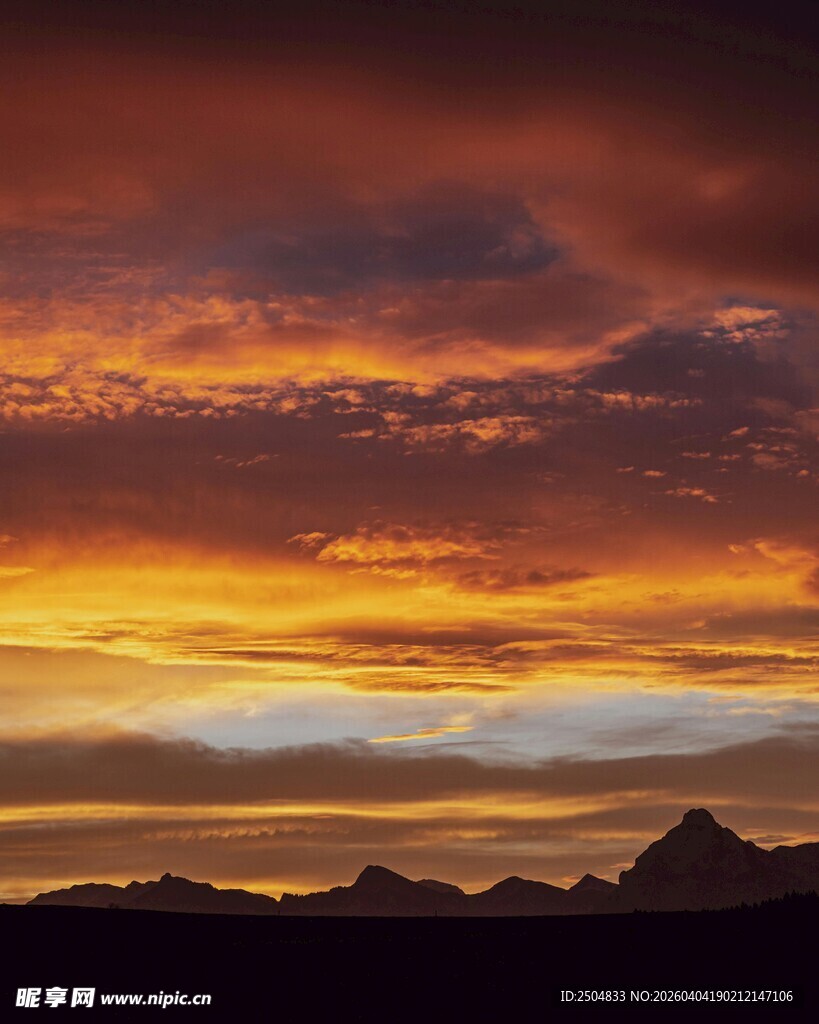 壮丽晚霞下的山峦美景